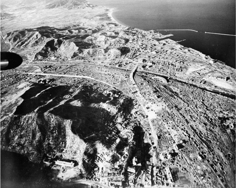 파일:폭격 맞은 원산.png