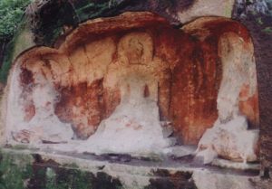 문화대혁명 보석산조각 파괴후.jpg