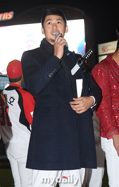 파일:윤희상 공유.jpg