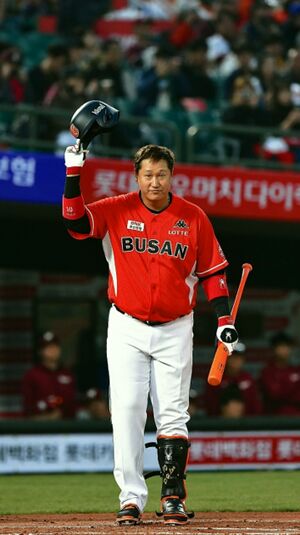 복귀 인사하는 이대호.jpg