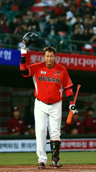 파일:복귀 인사하는 이대호.jpg