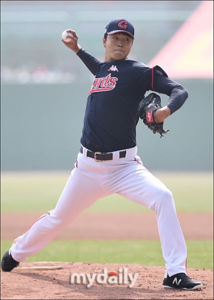 파일:롯데 윤성빈.jpg