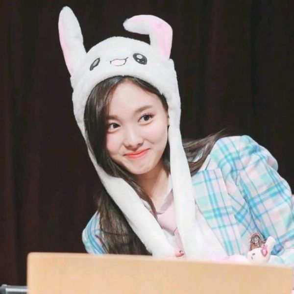 파일:나연 토끼귀.jpg