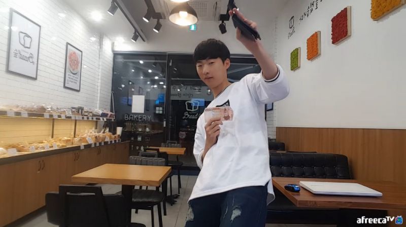 파일:커피숍 알바 헌팅하는 멸치.jpg