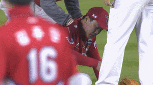 코피흘리는 안치홍.gif