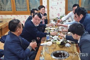 이새끼가 술맛 떨어지게.jpg