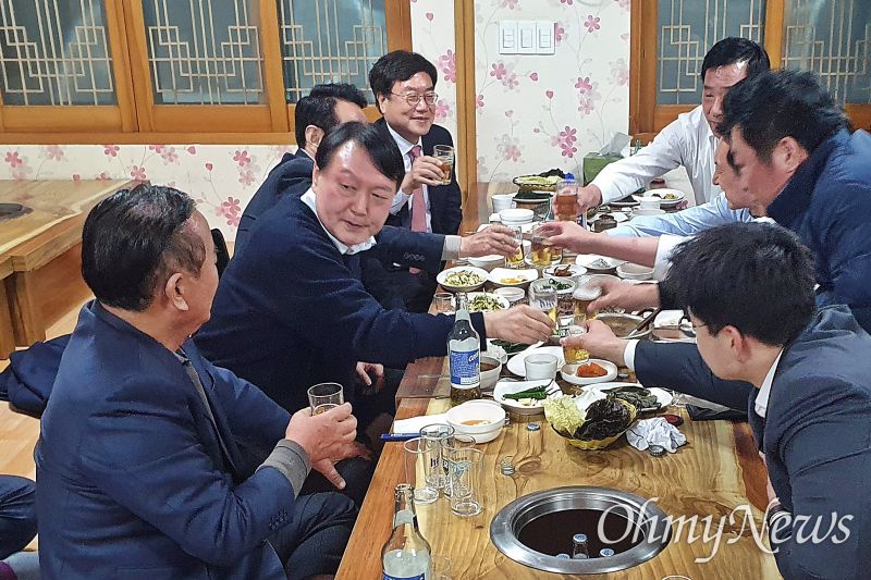 파일:이새끼가 술맛 떨어지게.jpg