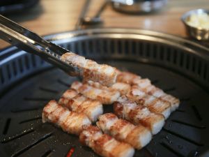 노릇노릇하게 익은 삼겹살.jpg