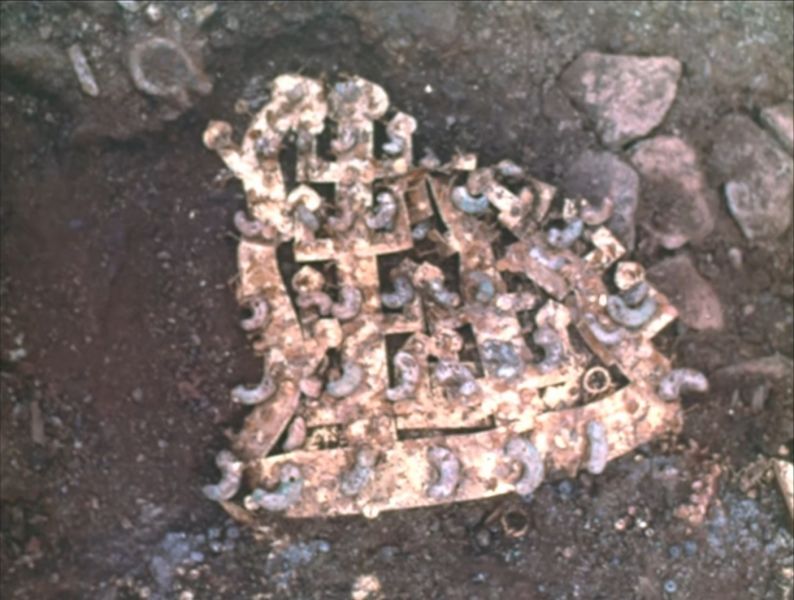 파일:천마총 금관 발굴 순간.jpg