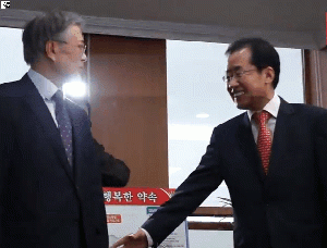 공식 석상에서 삿대질하는 '그 새끼'.gif