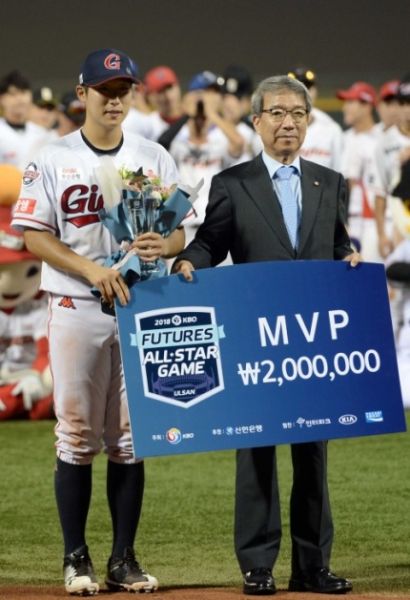파일:이호연 퓨쳐스 올스타 MVP.jpg