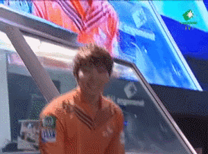 도재욱 쩍벌 세레모니.gif