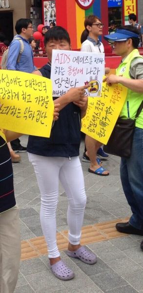 파일:퀴어축제 전자발찌.jpg