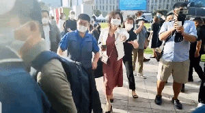 박원순 빈소에서 웃으면 당하는 일.gif