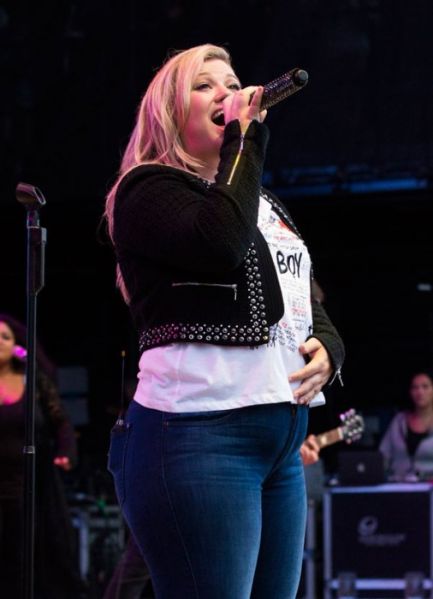 파일:Kelly-clarkson-health-danger-weight-03.jpg
