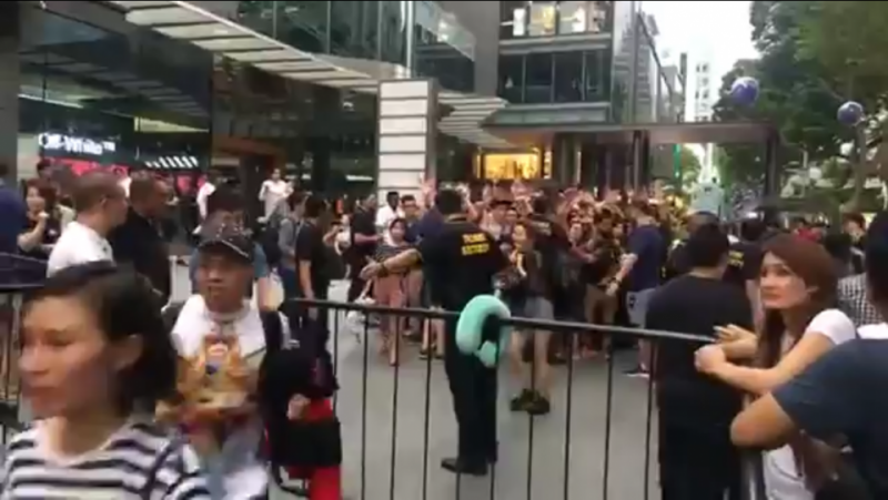 파일:싱가폴 아이폰x 대기줄2.png