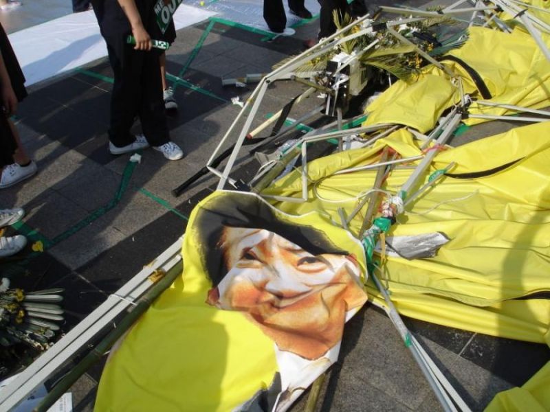 파일:일그러진 영웅.jpg