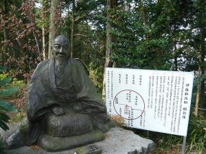 이사 신지로 동상.jpg