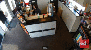 흑인에게 친절히 인사한 임산부의 최후.gif