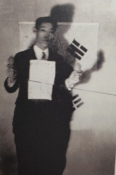 파일:이봉창의사 태극기앞에서.jpg