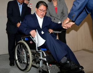 조원진 휠체어.jpg