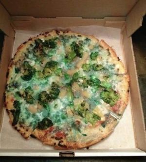 민트초코 브로콜리 파인애플 피자.jpg