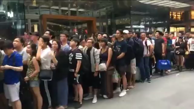 파일:싱가폴 아이폰x 대기줄1.png