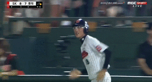 박세웅 대주자.gif