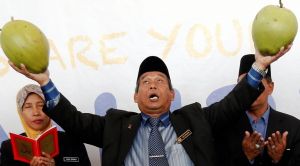 항공기를 찾는 말레이시아 주술사.jpg