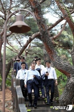 간첩들 산 타고 내려오는 사진.jpg