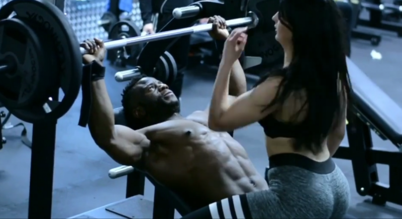 파일:셀리나 올라타다1.png