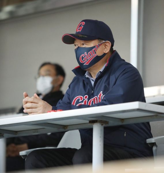 파일:신동빈 잠실 직관.jpg